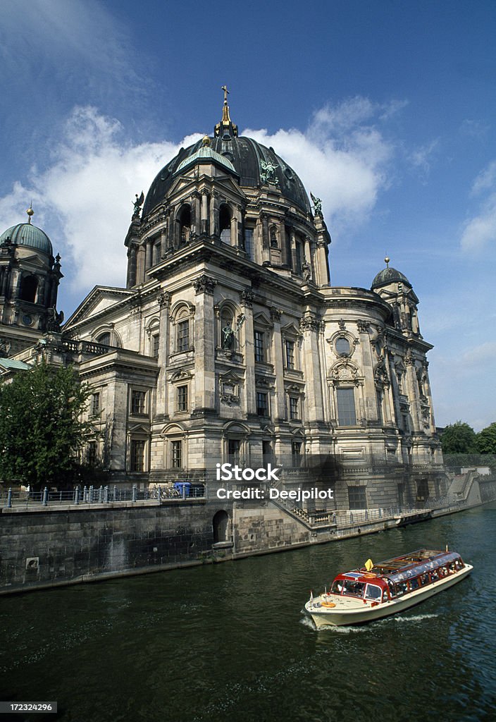 La Catedral de Berlín bajo el nublado cielo, Berlín, Alemania - Foto de stock de Alemania libre de derechos