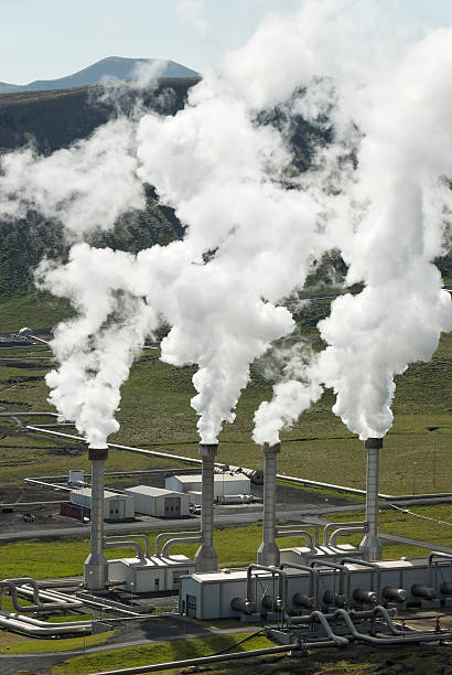 cztery kominy - geothermal power station pipe steam alternative energy zdjęcia i obrazy z banku zdjęć