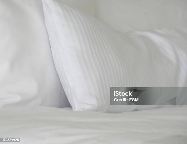 Cama De Almofada - Fotografias de stock e mais imagens de Aconchegante - Aconchegante, Algodão, Almofada - Roupa de Cama