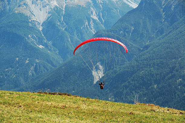 グライダーの山々 - paragliding engadine mountain switzerland ストックフォトと画像