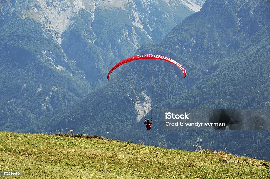 Planador nas montanhas - Foto de stock de Paraglider royalty-free