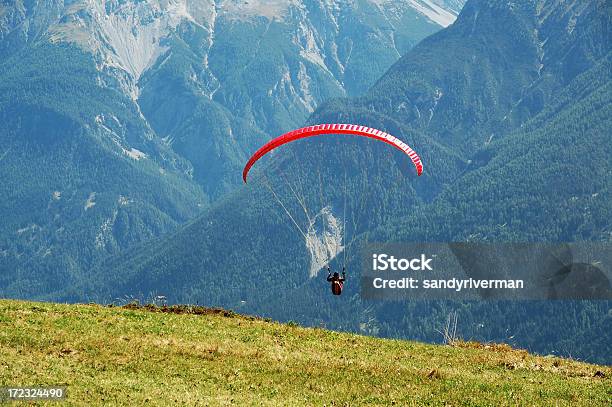 Foto de Planador Nas Montanhas e mais fotos de stock de Paraglider - Paraglider, Suíça, Cantão de Graubunden