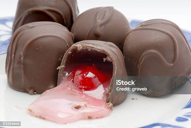 Coberto De Chocolate Cerejas - Fotografias de stock e mais imagens de Cereja - Cereja, Chocolate, Alimentação Não-saudável