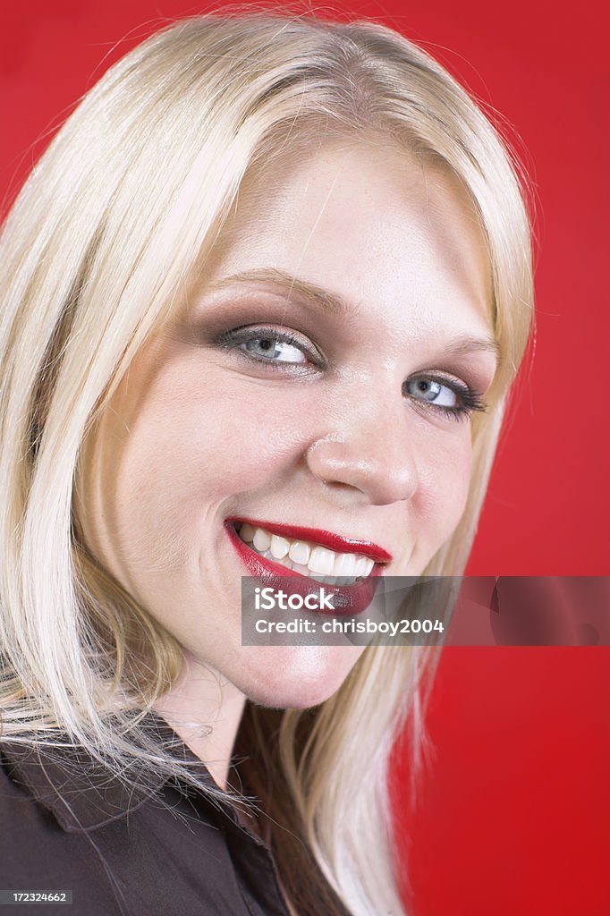 Rubia sonriente - Foto de stock de 20 a 29 años libre de derechos