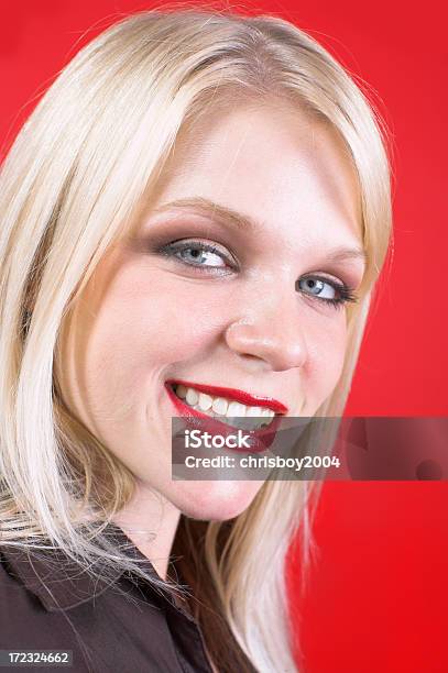 Rubia Sonriente Foto de stock y más banco de imágenes de 20 a 29 años - 20 a 29 años, 20-24 años, Alegre