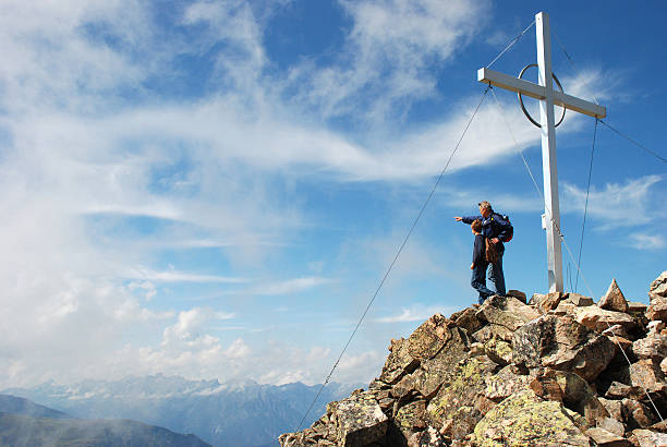 sobre o pico - summit cross imagens e fotografias de stock