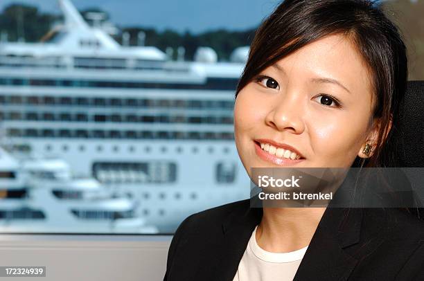 Foto de Mine Rica Menina Asiática Na Frente Do Navio De Cruzeiro e mais fotos de stock de Adolescente