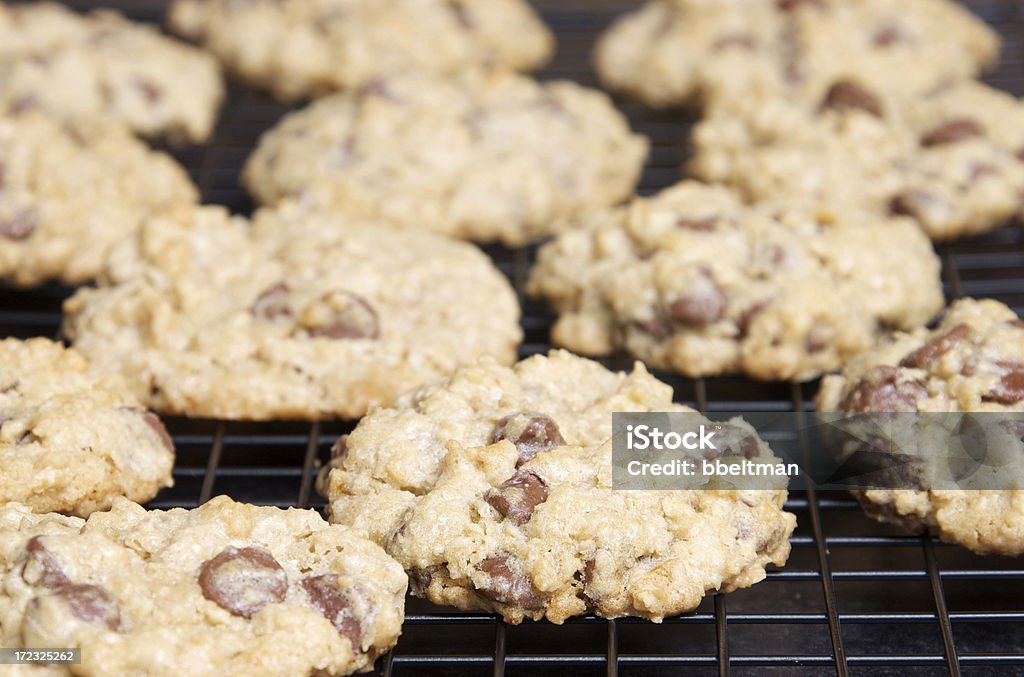 Cookie di raffreddamento - Foto stock royalty-free di Biscotto con gocce di cioccolato