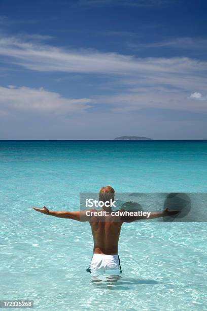 Foto de Homem Na Água e mais fotos de stock de Adulto - Adulto, Adulto maduro, Areia
