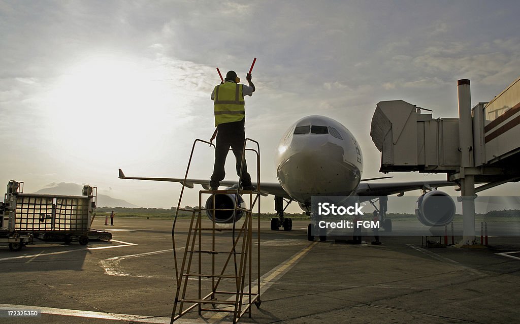 Aviones Marshalled en soporte - Foto de stock de Aparcar libre de derechos