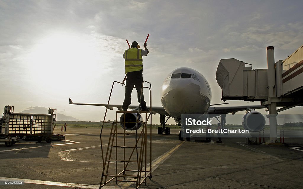 Samolot Marshalled na stojaku - Zbiór zdjęć royalty-free (Parkować)