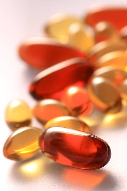 vitamina integrare le capsule di gelatina - capsule vitamin pill red lecithin foto e immagini stock