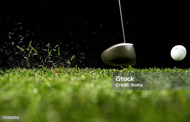 Golf Ball Struck By Fahrer Mit Schwarzem Hintergrund Stockfoto und mehr Bilder von Golf