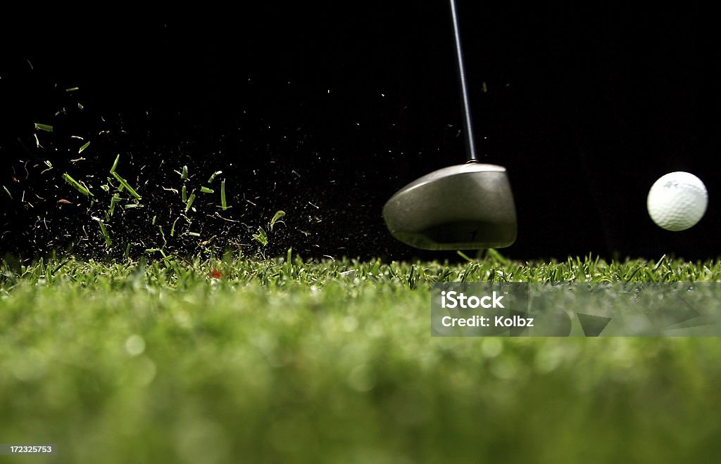 Balle de Golf frappé par conducteur avec fond noir - Photo de Golf libre de droits