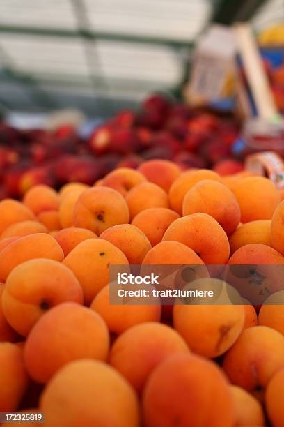 Damascos Y Pelones En Un Mercado De Agricultores Foto de stock y más banco de imágenes de Albaricoque - Albaricoque, Alimento, Comida sana