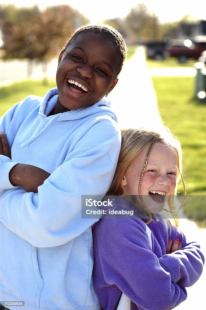 Две девушки за пределами Having a Moment of смех - Стоковые фото Усыновление роялти-фри