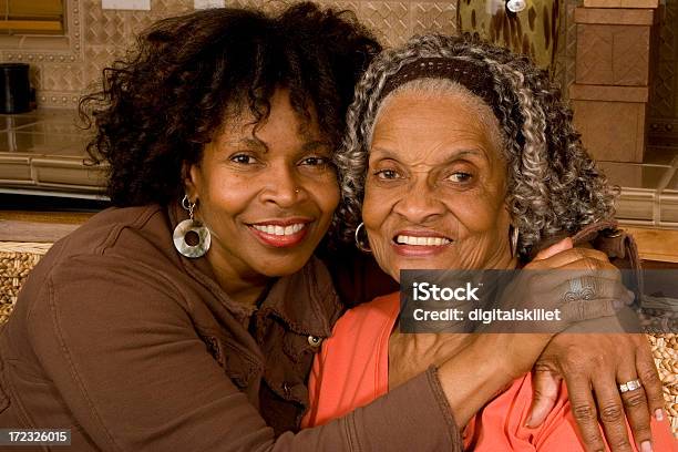 Mutter Und Tochter Stockfoto und mehr Bilder von Afrikanischer Abstammung - Afrikanischer Abstammung, Afro-amerikanischer Herkunft, Aktiver Senior