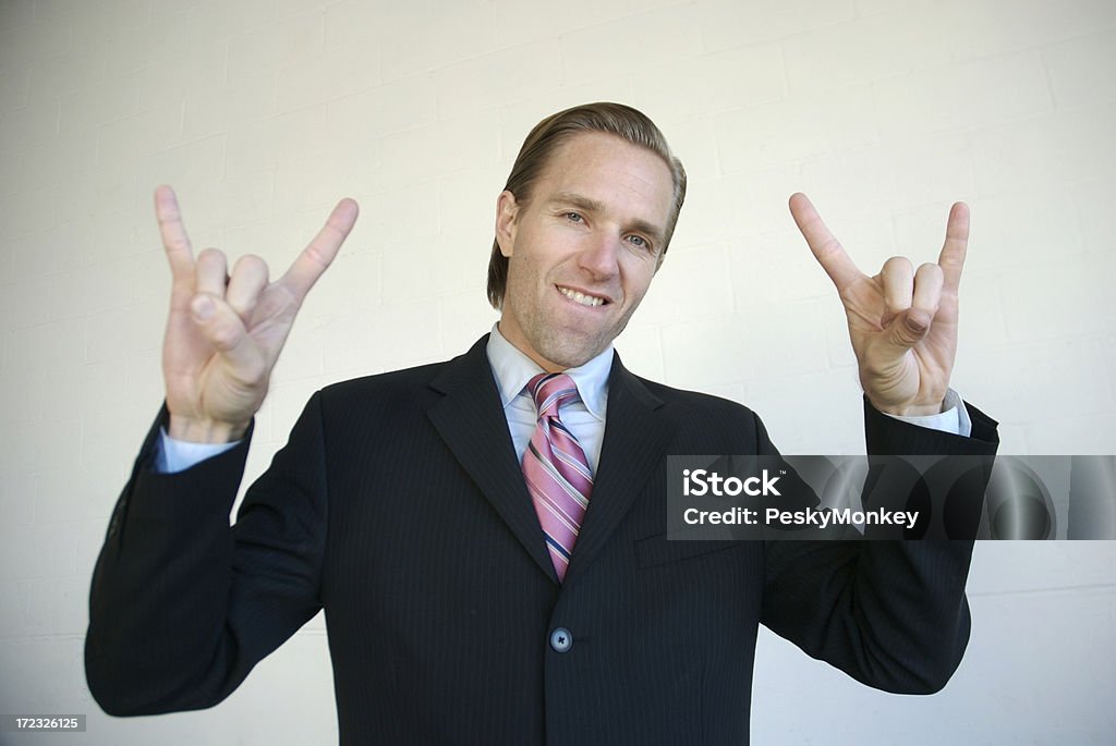 Бизнесмен Rockin с Популярная Музыка Знак белом фоне - Стоковые фото Бизнес роялти-фри