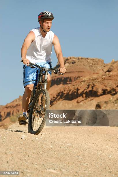 Foto de Ciclismo Em Utah e mais fotos de stock de Adulto - Adulto, Artigo de vestuário para cabeça, Bicicleta