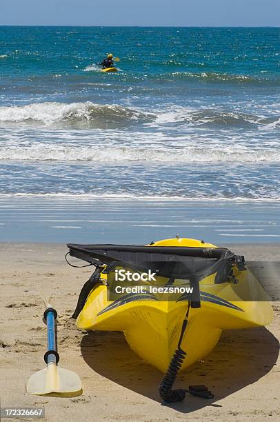 Kayak E Kayak - Fotografie stock e altre immagini di Acqua - Acqua, Composizione verticale, Costa - Caratteristica costiera