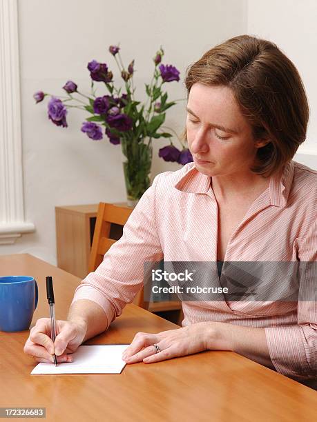 Scrivere Una Nota - Fotografie stock e altre immagini di Adulto - Adulto, Adulto di mezza età, Caffè - Bevanda