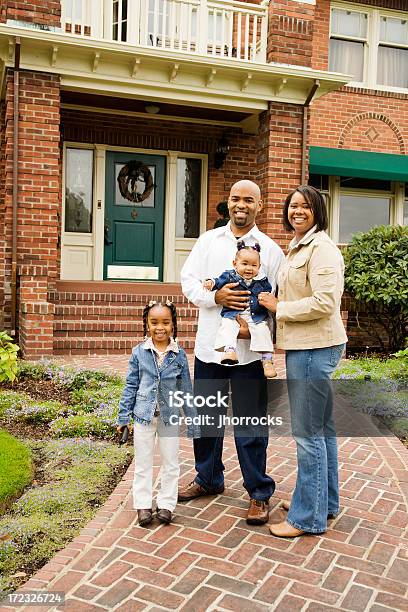 Familie Vor Roten Backstein Haus Stockfoto und mehr Bilder von Familie - Familie, Wohnhaus, Im Freien