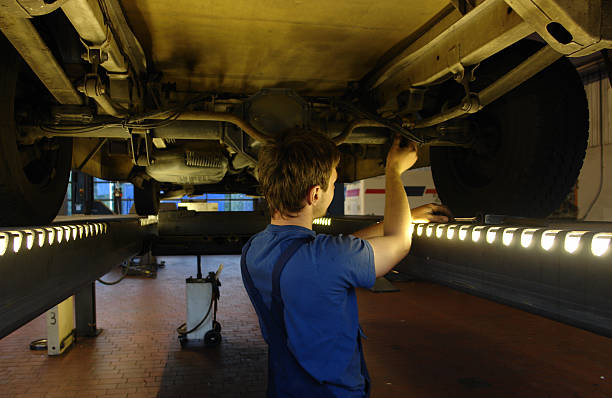istock truck repair 172326740