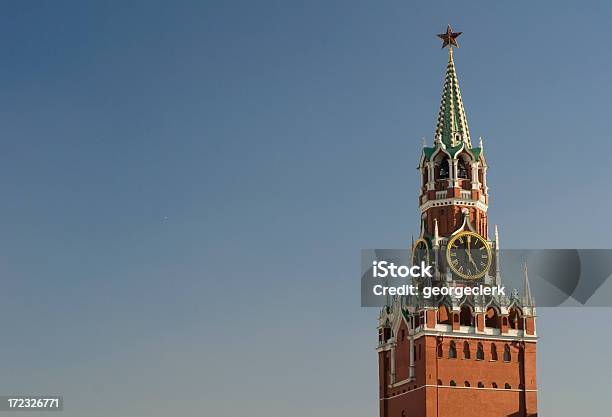 Kremlin Torre Del Reloj Foto de stock y más banco de imágenes de Aire libre - Aire libre, Alto - Descripción física, Anochecer