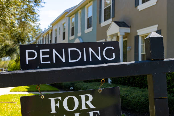 istock Sale pending sign real estate 1723268355
