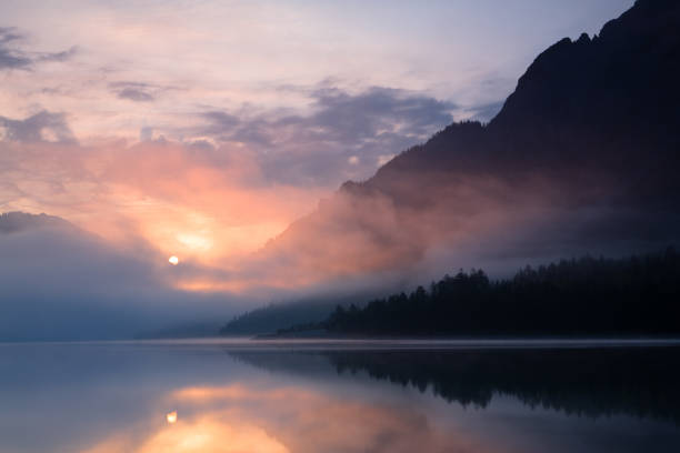 nevoeiro matinal no lago plansee, tirol, áustria - european alps scenics mist tirol - fotografias e filmes do acervo