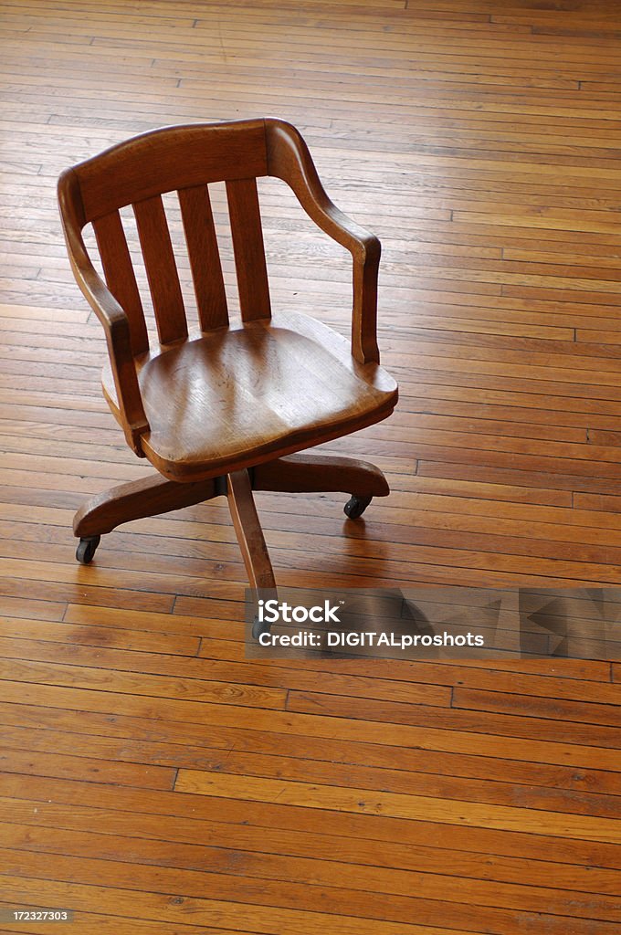 Stary deskchair na drewno podłogi - Zbiór zdjęć royalty-free (Antyczny)