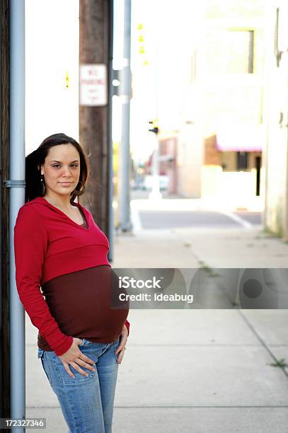 El Centro De La Ciudad De Embarazo Foto de stock y más banco de imágenes de Adolescente - Adolescente, Embarazada, Abdomen