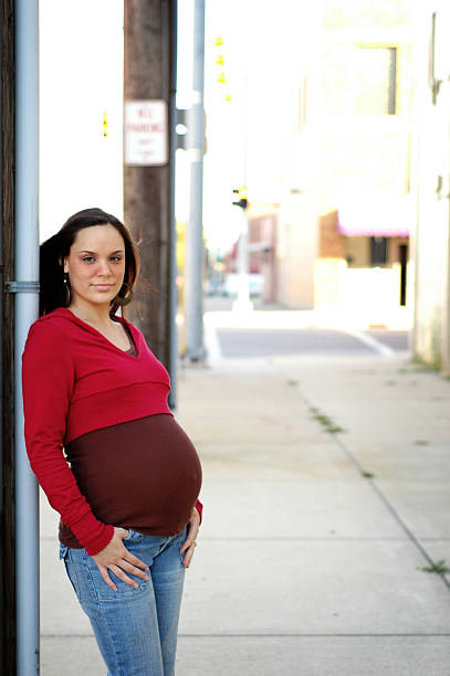 妊娠のダウンタウン - teenage pregnancy human pregnancy abdomen women ストックフォトと画像