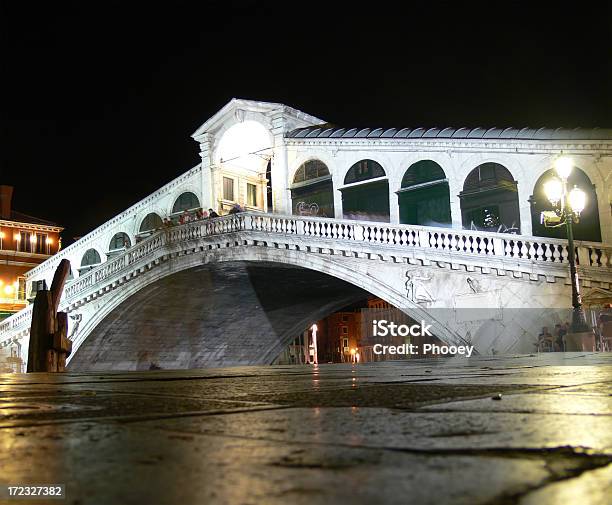 Ponte Di Rialto En La Noche Foto de stock y más banco de imágenes de Aire libre - Aire libre, Blanco - Color, Canal - Corriente de agua