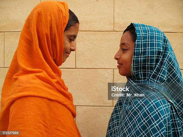 Девочки — стоковые фотографии и другие картинки В профиль - В профиль, Женщины, Индийского происхождения