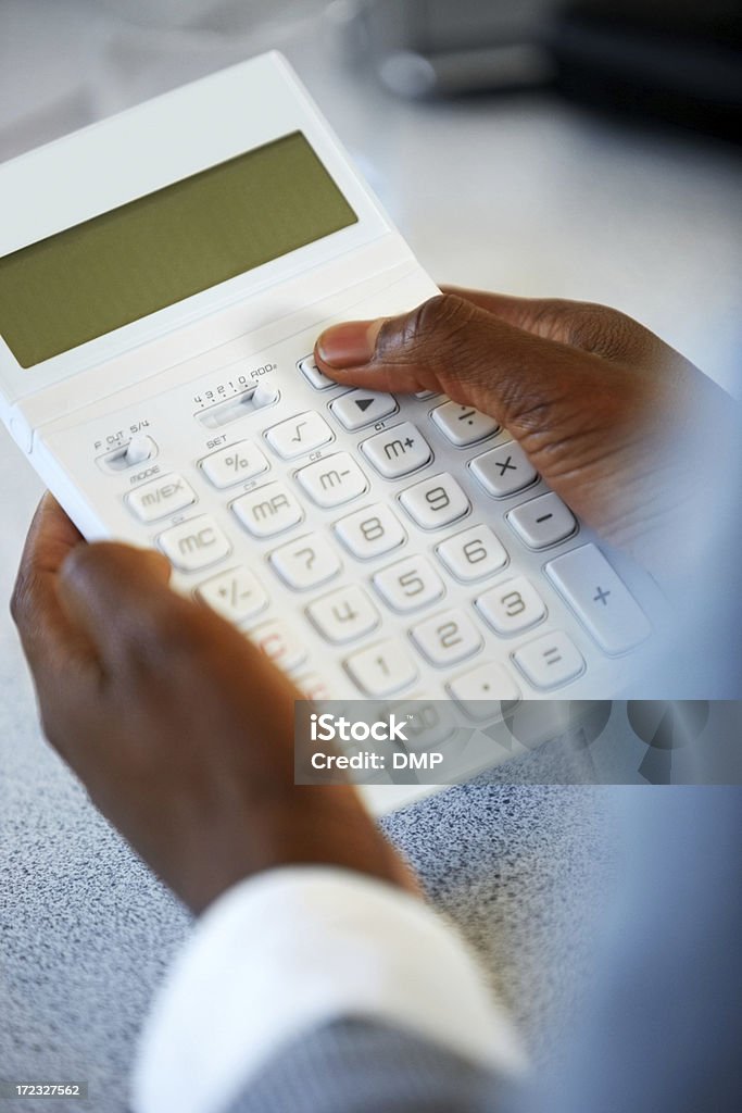 Mujer de negocios usando la calculadora de la mano - Foto de stock de Adulto libre de derechos