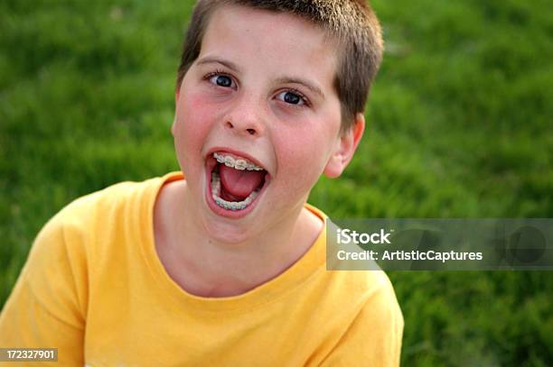 Счастливый Молодой Мальчик Yelling За — стоковые фотографии и другие картинки 10-11 лет - 10-11 лет, 12-13 лет, Брекеты