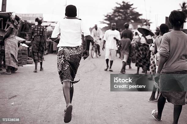 Foto de Mercado Africano Cena e mais fotos de stock de Urgência - Urgência, África Ocidental, Adulto