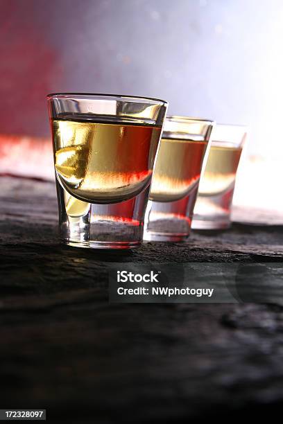 Remates De Whiskey - Fotografias de stock e mais imagens de Copo Pequeno para Bebida Alcoólica - Copo Pequeno para Bebida Alcoólica, Bebida Alcoólica, Bebida