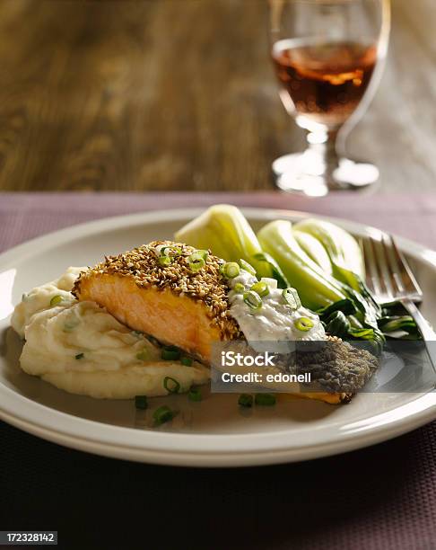 Foto de Salmão Com Ervas e mais fotos de stock de Comida - Comida, Purê de batata, Salmão - Peixe