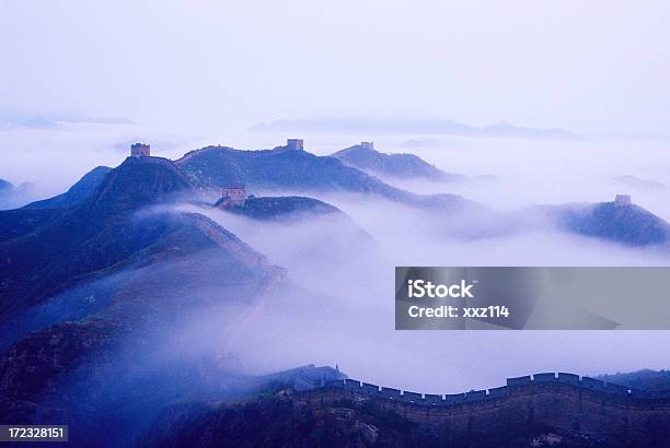 Great Wall En Niebla Foto de stock y más banco de imágenes de Aire libre - Aire libre, Aislado, Antiguo