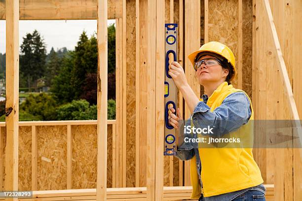 Ingeniero De Construcción Revisando Nivel Foto de stock y más banco de imágenes de Accesorio de cabeza - Accesorio de cabeza, Adulto, Adulto joven