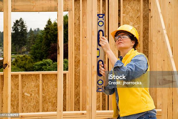Construção Engenheiro Verificar Nível - Fotografias de stock e mais imagens de Admirar a Vista - Admirar a Vista, Adulto, Amarelo