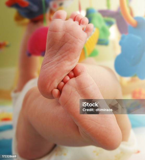 One Baby Fuß Auf Den Anderen Stockfoto und mehr Bilder von Baby - Baby, Bewegung, Europäischer Abstammung