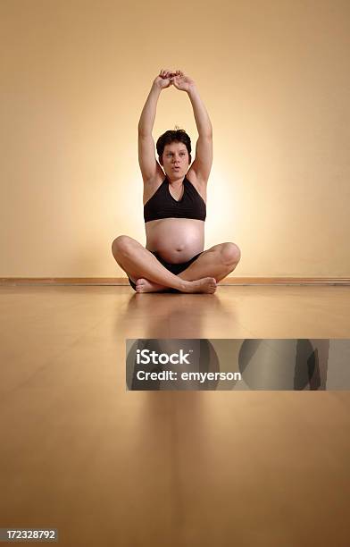 Embarazo De Yoga Foto de stock y más banco de imágenes de 20 a 29 años - 20 a 29 años, 25-29 años, Abdomen