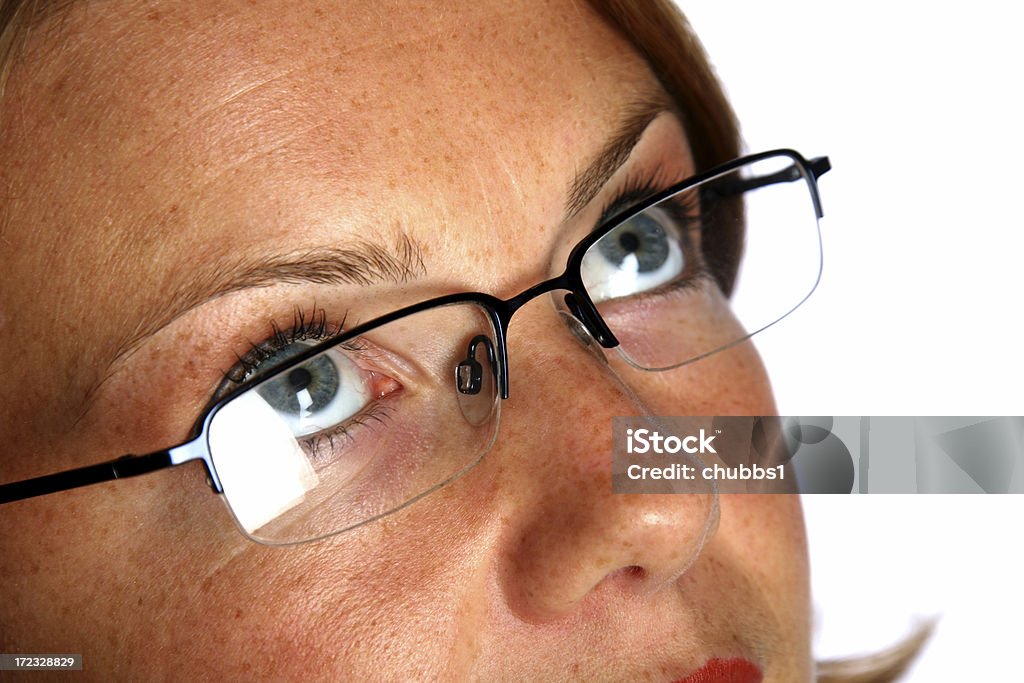 Девочка в очки - Стоковые фото Белый фон роялти-фри