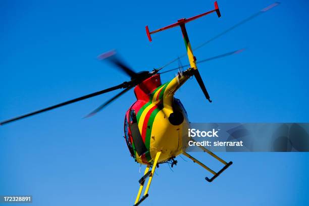 Hughes Hubschrauber Stockfoto und mehr Bilder von Abheben - Aktivität - Abheben - Aktivität, Blau, Einzelner Gegenstand