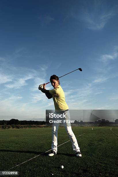 Buena Swing Foto de stock y más banco de imágenes de Adulto - Adulto, Adulto joven, Campo de práctica de golf