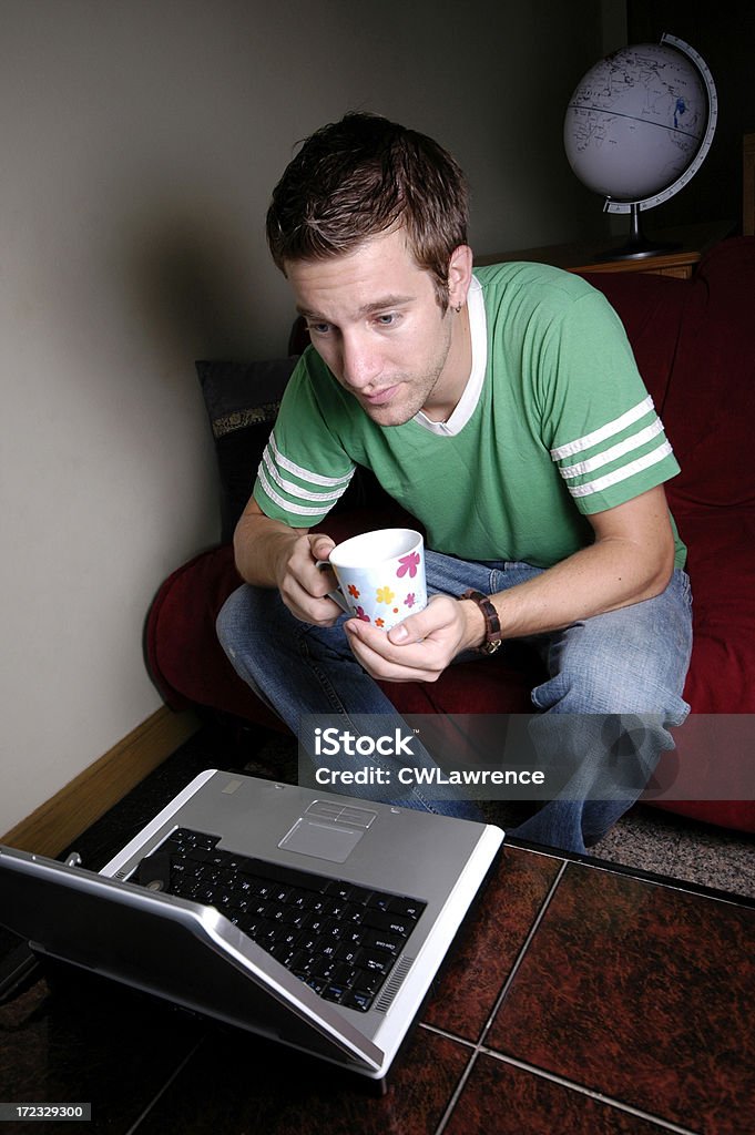 Junger Mann mit laptop - Lizenzfrei Arbeiten Stock-Foto