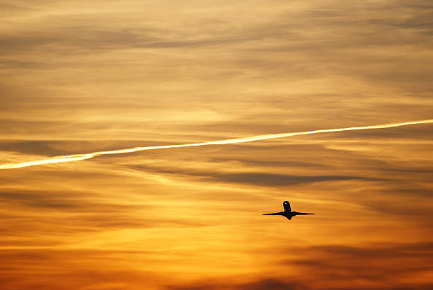 flugzeug mit-off gegen abend-himmel. - vapor trail sky night sunset stock-fotos und bilder
